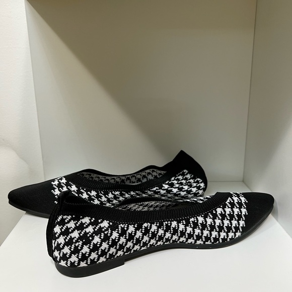 Women’s Houndstooth Flat Shoes - Picture 4 of 4